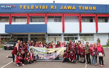 Mahasiswa Prodi Ilmu Komunikasi FISIP UNTAG Surabaya Studi Ekskursi ke TVRI Surabaya, Jawa Pos dan J